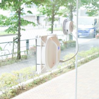 窓用ロボット掃除機